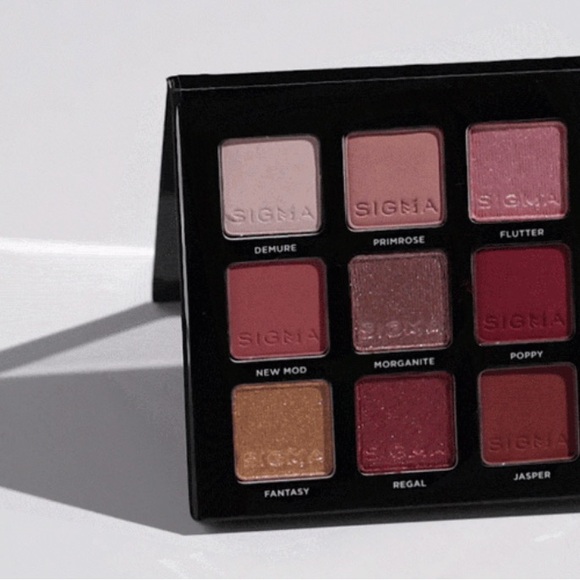 Sigma Beauty Rosy Eyeshadow Palette - Pink and Burgundy Hues - Picture 3 of 5